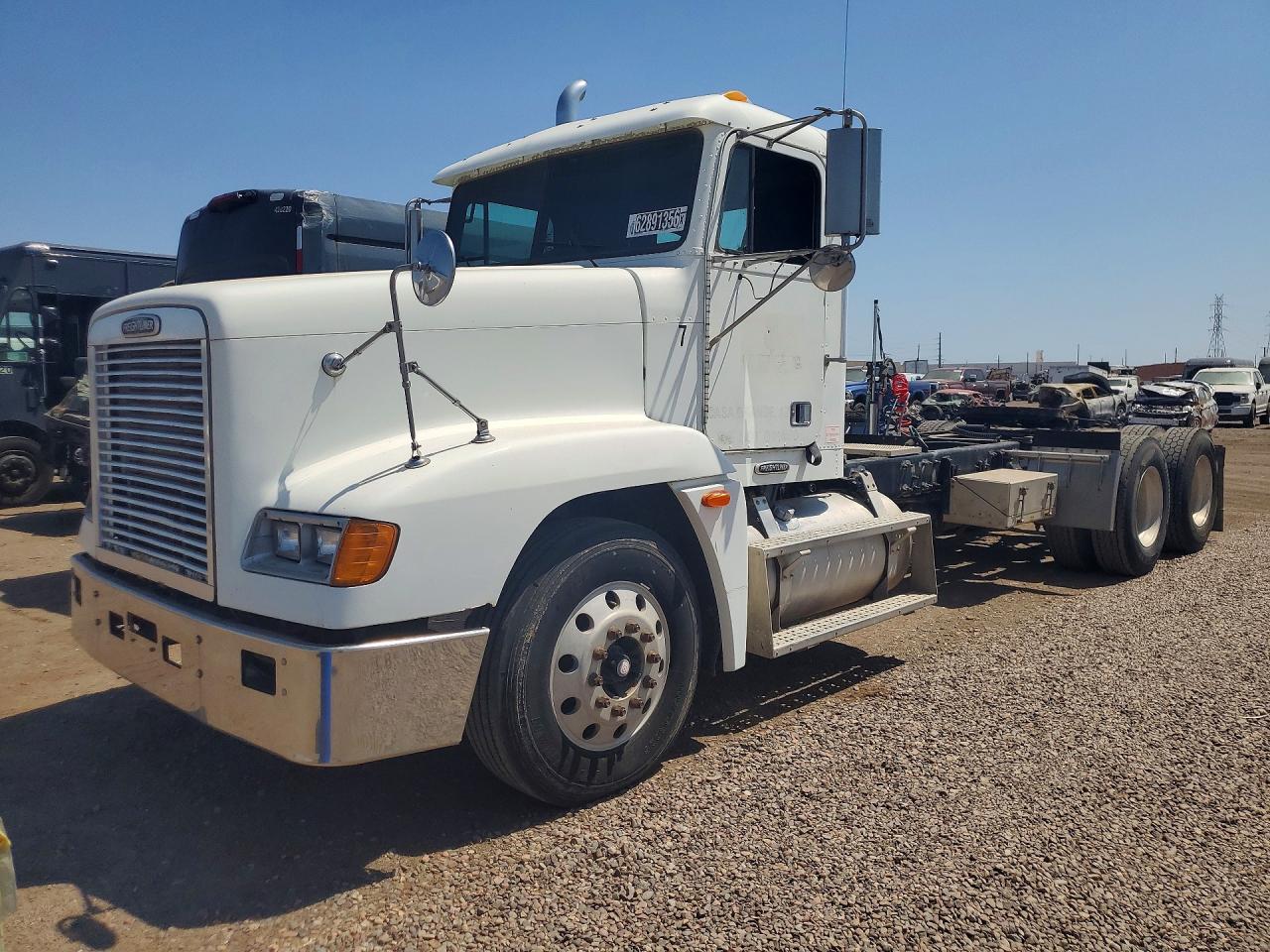 1FUYDSEB0YPB06413 · 2000 FREIGHTLINER CONVENTIONAL