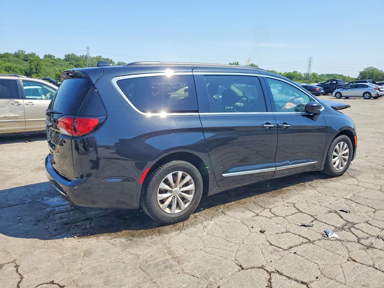 2C4RC1BG7HR745117 · 2017 CHRYSLER PACIFICA · 3/13