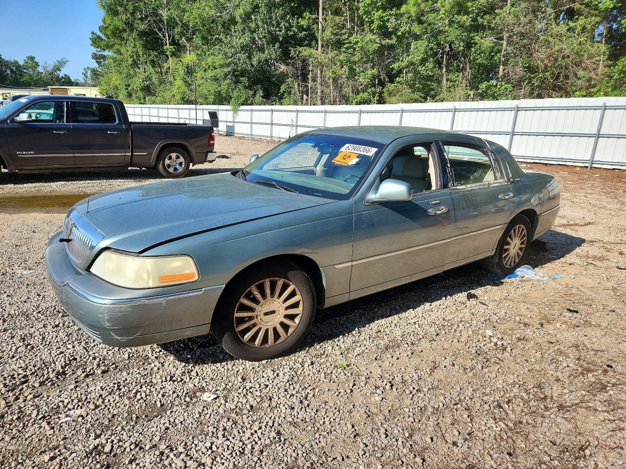 1LNHM81W24Y649391 · 2004 LINCOLN TOWN CAR