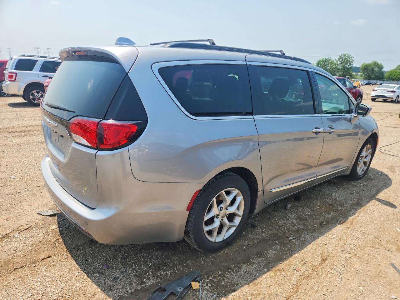2C4RC1BG9HR668556 · 2017 CHRYSLER PACIFICA · 3/13