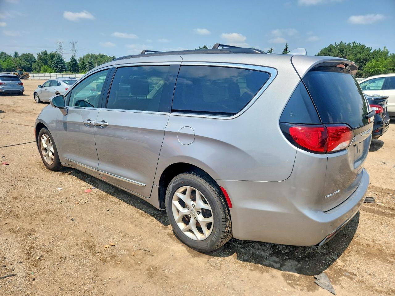 2C4RC1BG9HR668556 · 2017 CHRYSLER PACIFICA · 2/13