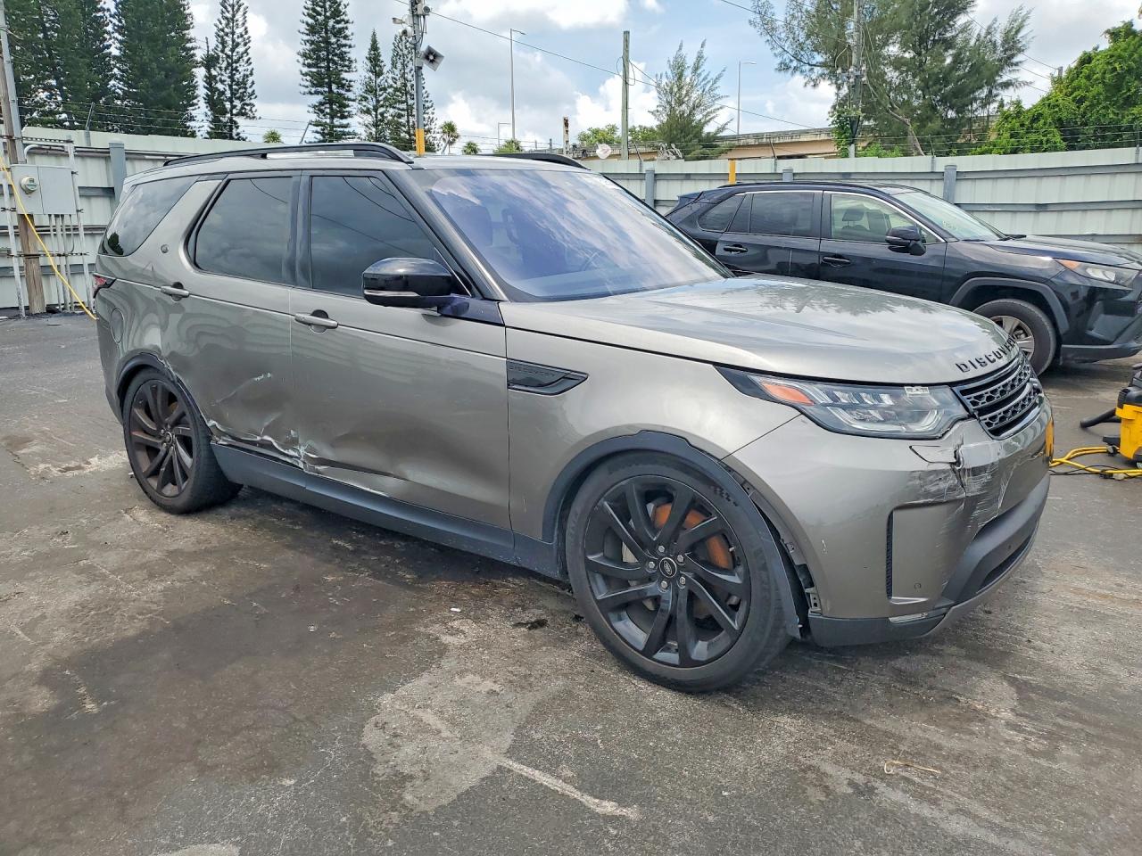 SALRT2RVXJA059313 · 2018 LAND ROVER DISCOVERY · 4/13