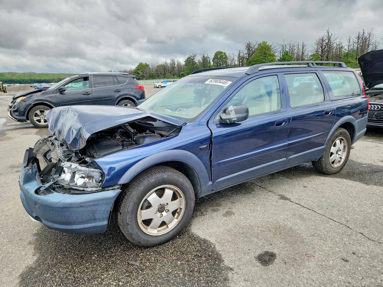 YV1SZ58D421067498 · 2002 VOLVO V70