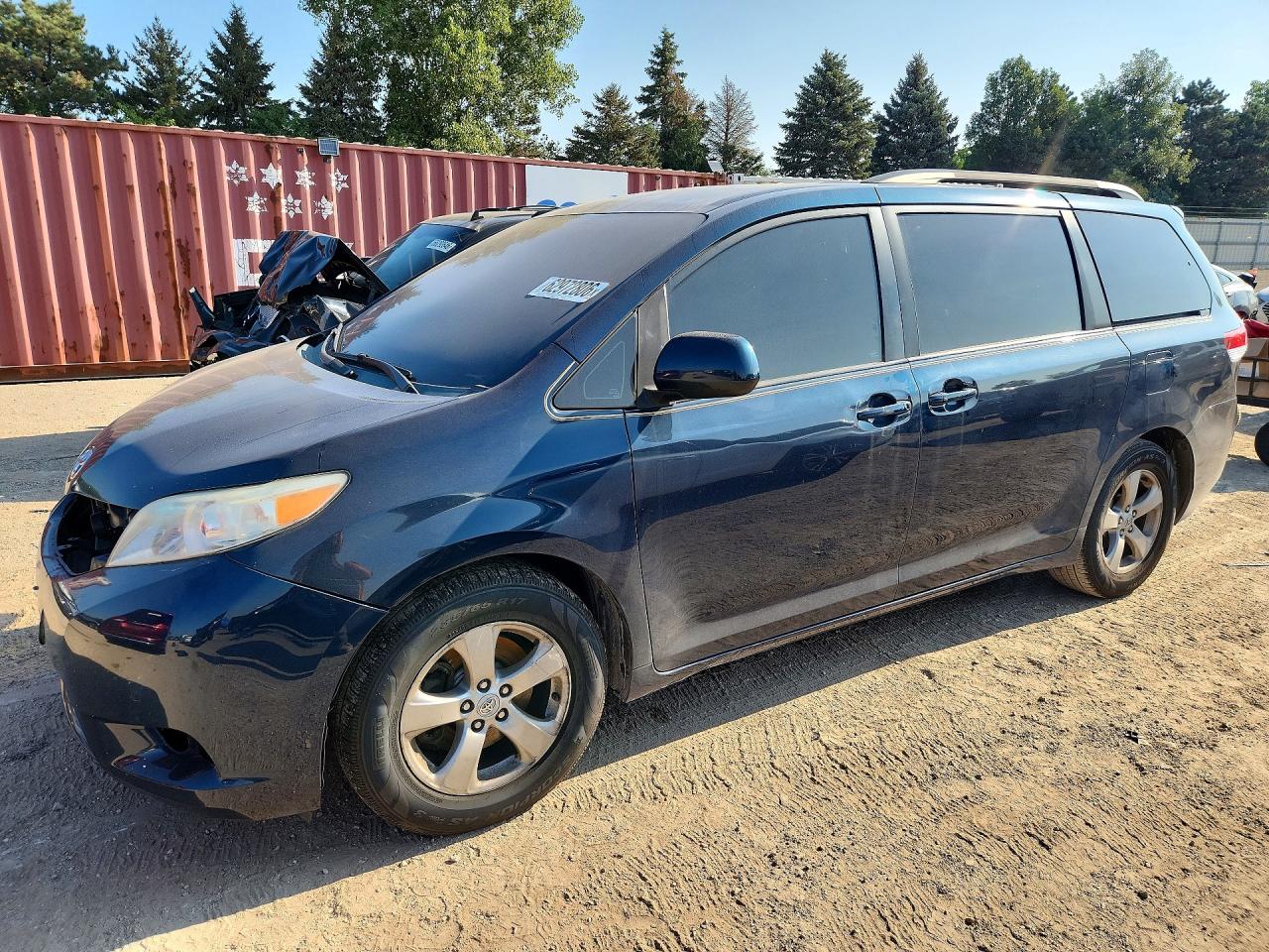 2011 TOYOTA SIENNA