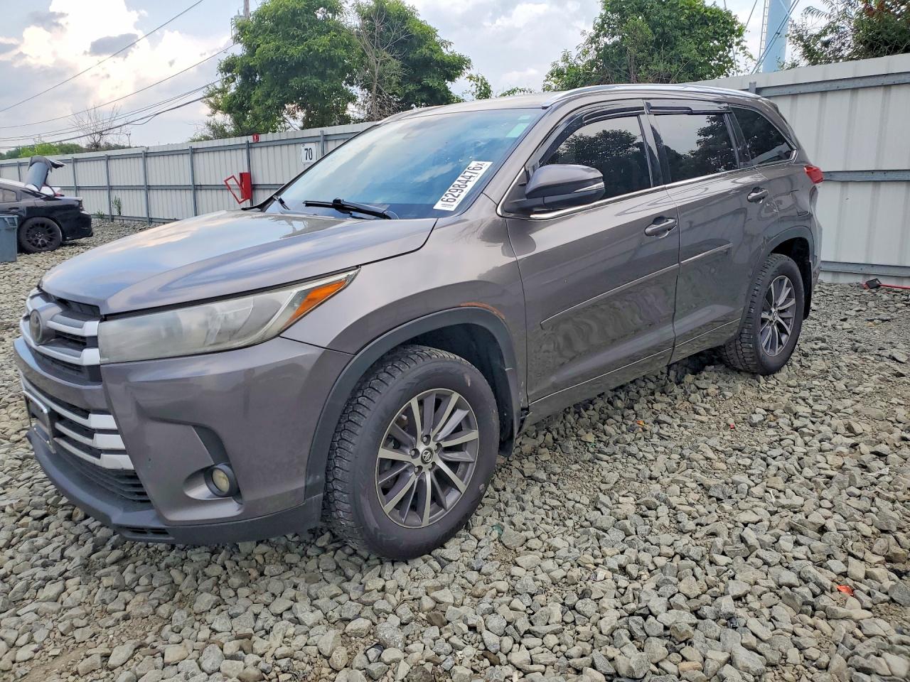 5TDJZRFH4HS415407 · 2017 TOYOTA HIGHLANDER
