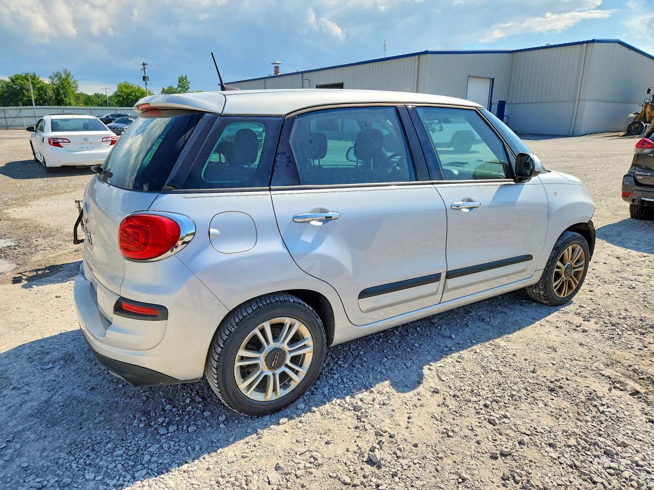 ZFBCFAAH5JZ040404 · 2018 FIAT 500L · 3/14