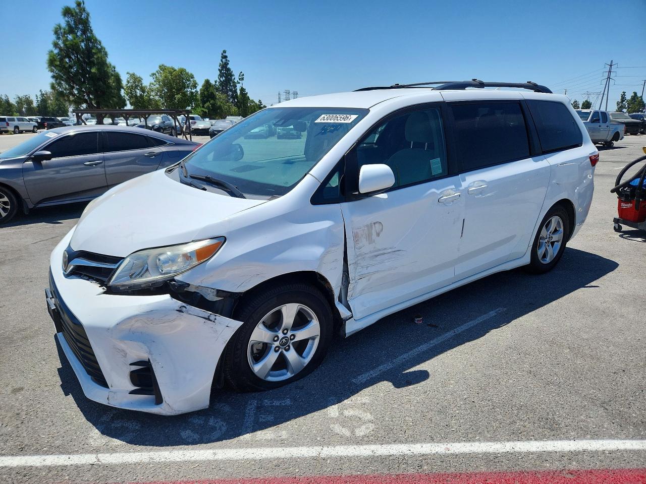 5TDKZ3DC4JS908082 · 2018 TOYOTA SIENNA