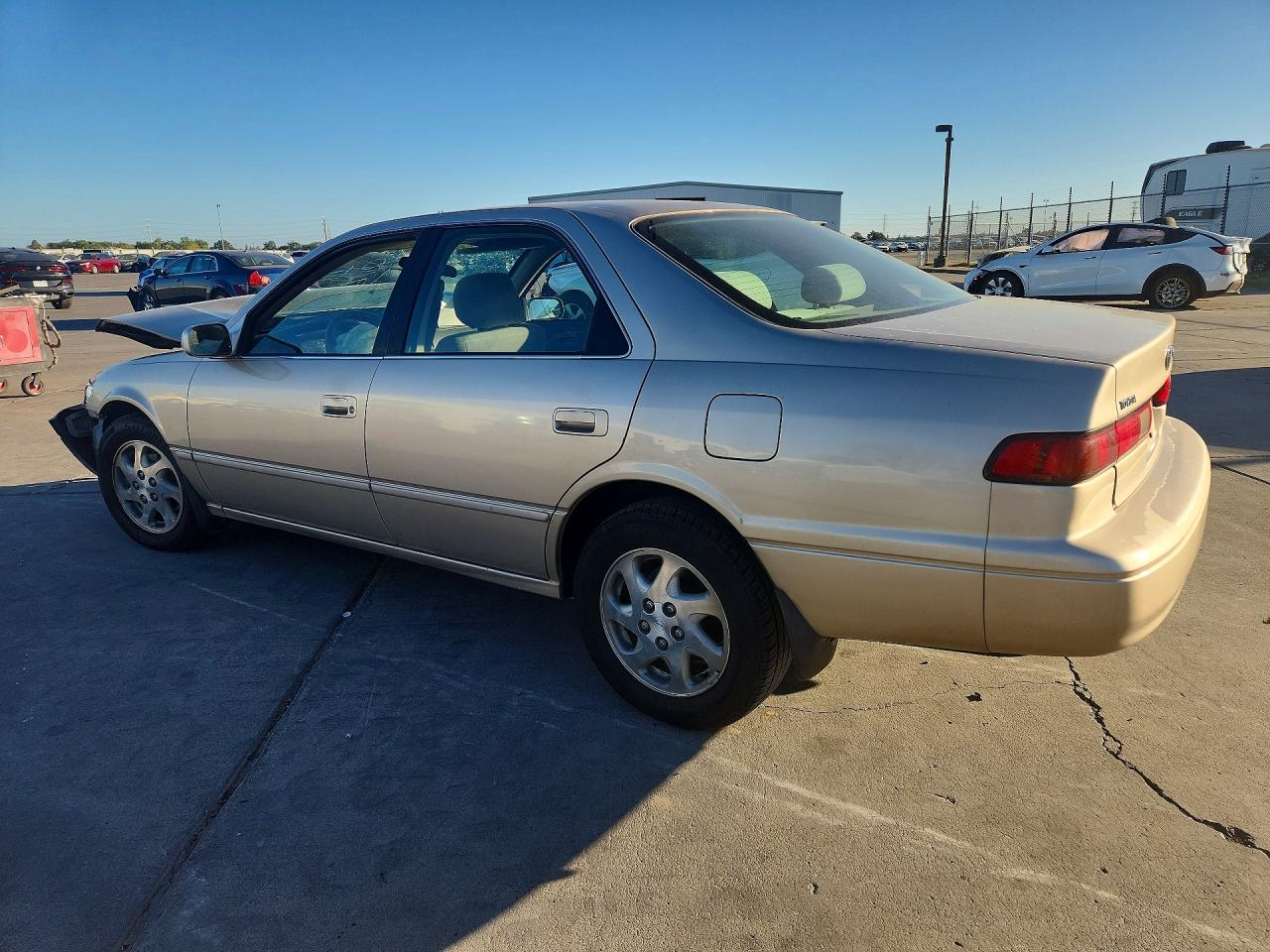 JT2BF22K7W0117710 · 1998 TOYOTA CAMRY · 2/13