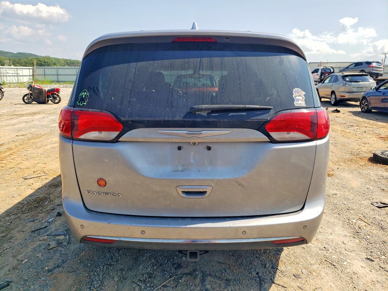 2C4RC1BG2HR576575 · 2017 CHRYSLER PACIFICA · 6/13