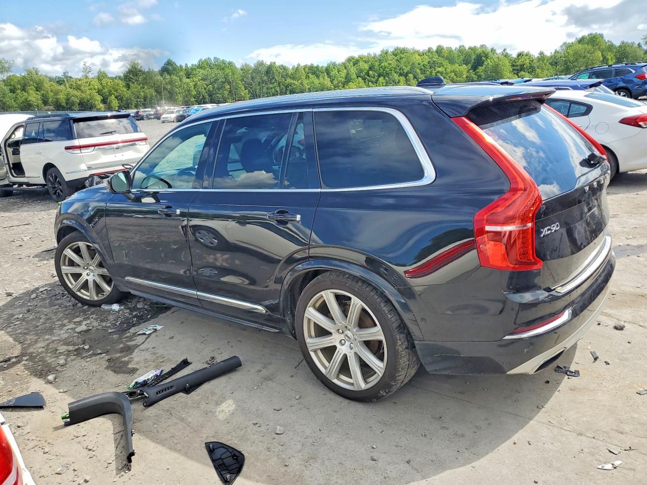 YV4A22PL9J1320257 · 2018 VOLVO XC90 · 2/13