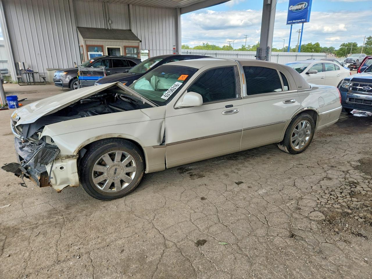 1LNHM83W24Y665958 · 2004 LINCOLN TOWN CAR