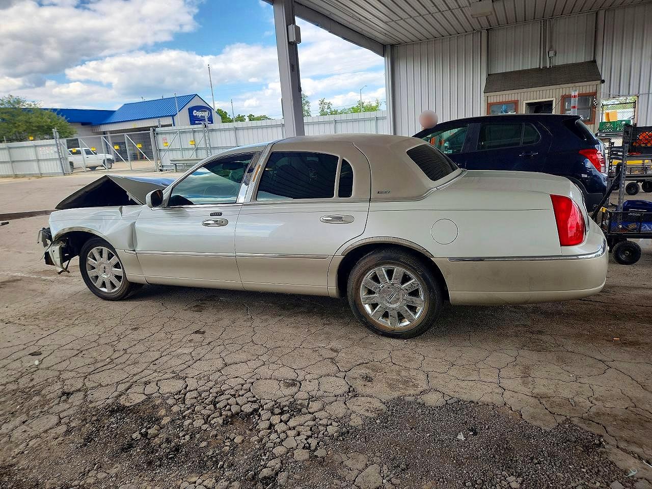 1LNHM83W24Y665958 · 2004 LINCOLN TOWN CAR · 2/12