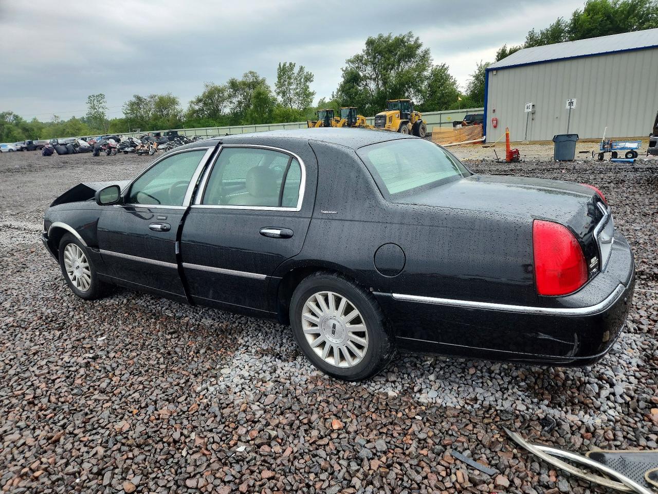 1LNHM82W43Y703335 · 2003 LINCOLN TOWN CAR · 2/12