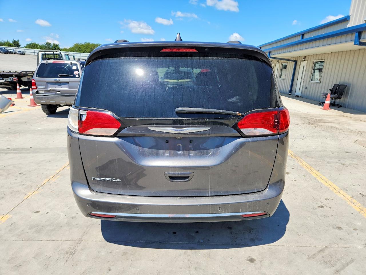 2C4RC1BG8HR795329 · 2017 CHRYSLER PACIFICA · 6/13