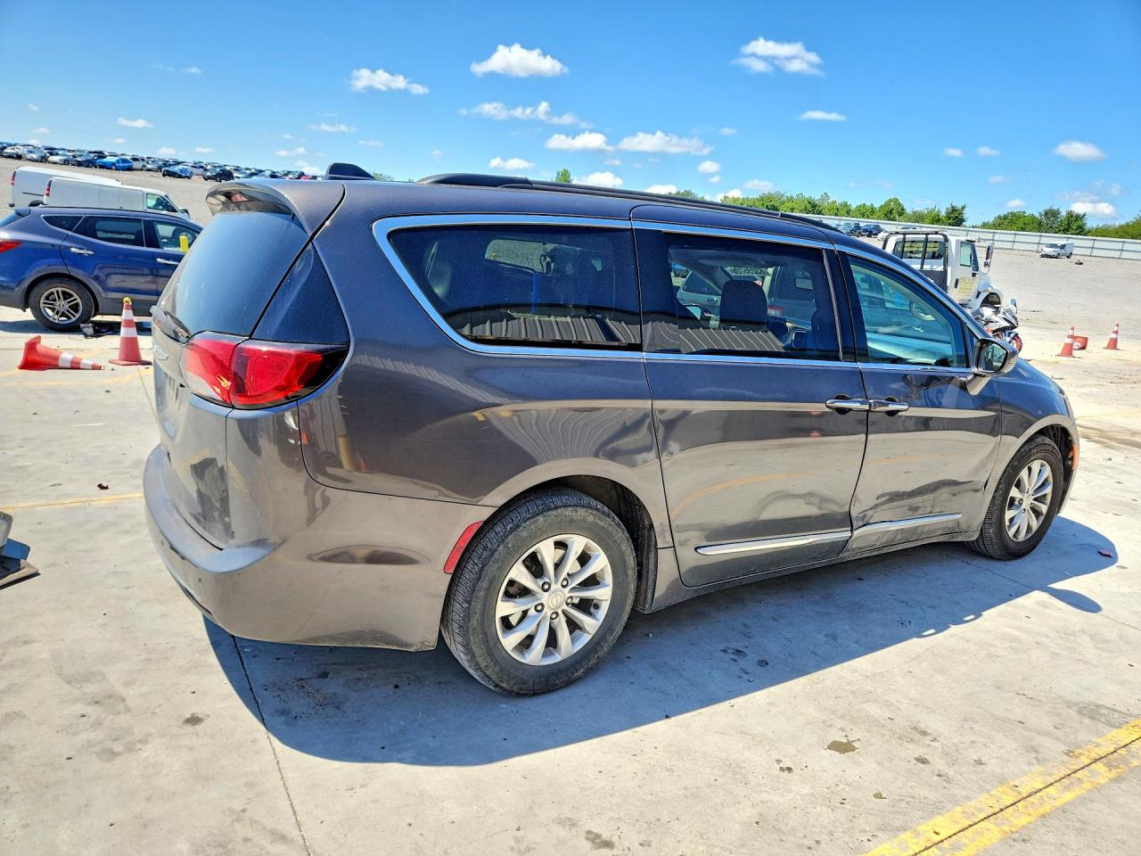 2C4RC1BG8HR795329 · 2017 CHRYSLER PACIFICA · 3/13