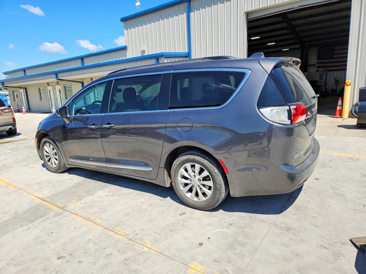 2C4RC1BG8HR795329 · 2017 CHRYSLER PACIFICA · 2/13