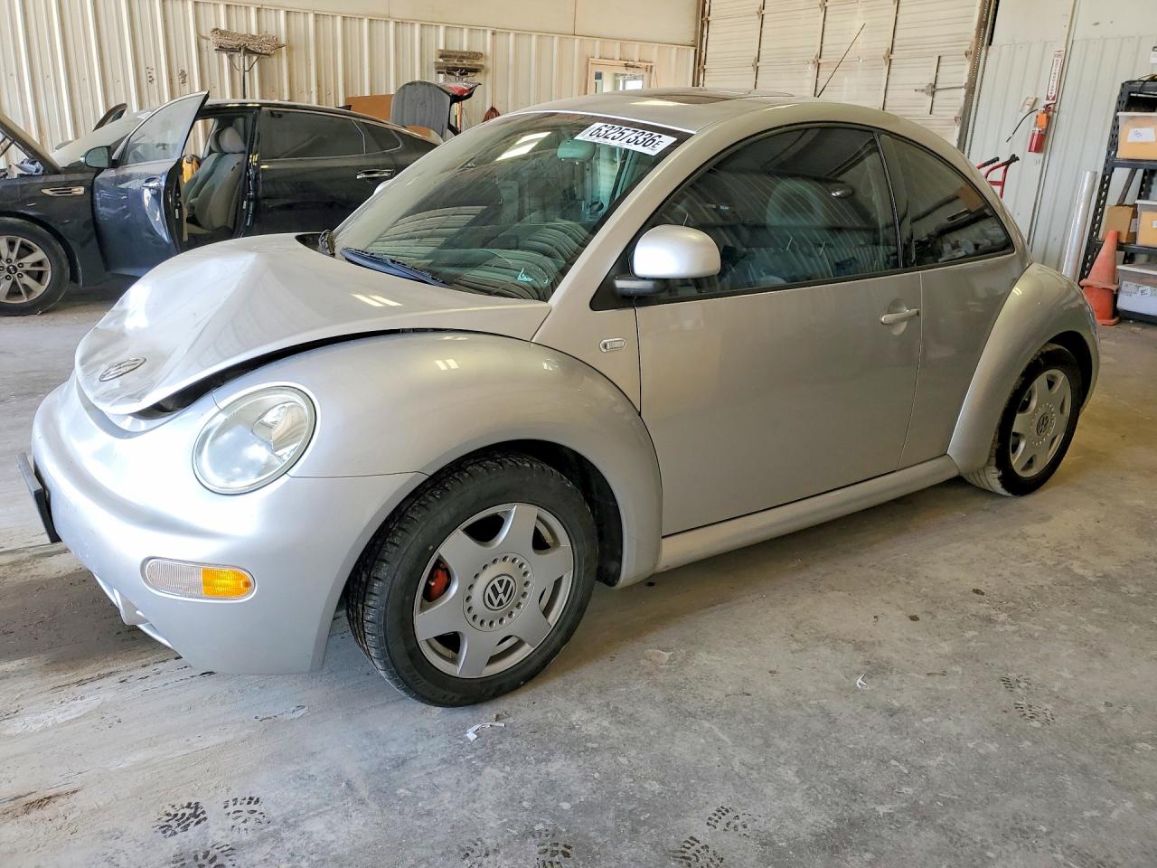 3VWDD21C6YM495045 · 2000 VOLKSWAGEN NEW BEETLE