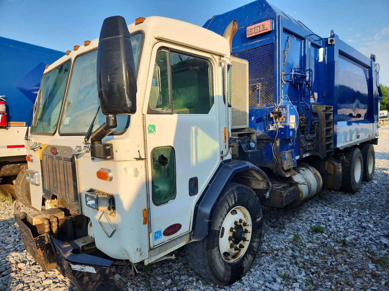 3BPZLJ0X3GF107105 · 2016 PETERBILT 320
