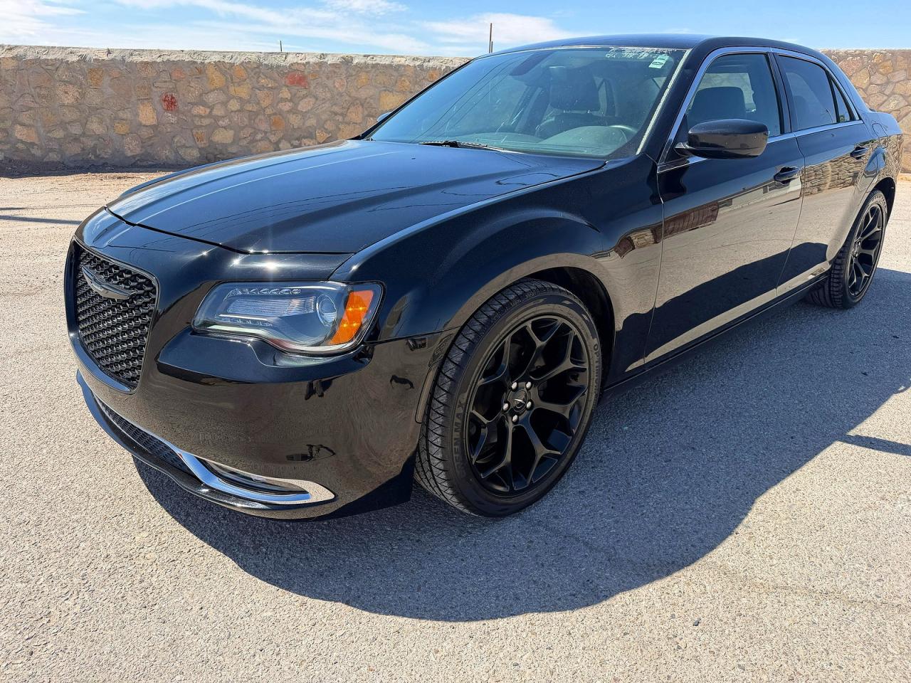 2C3CCAAG0FH785943 · 2015 CHRYSLER 300 · 2/10