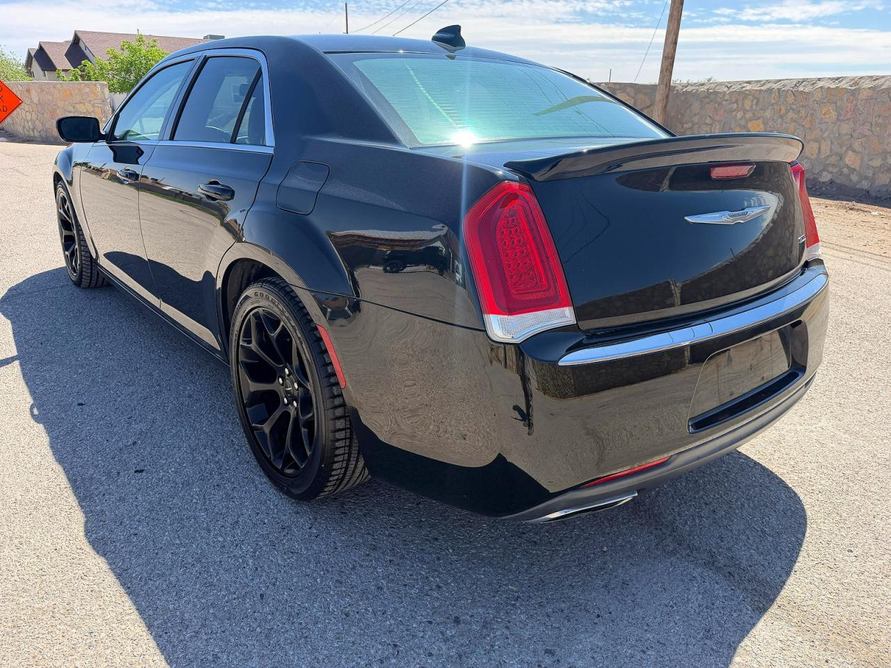 2C3CCAAG0FH785943 · 2015 CHRYSLER 300 · 3/10