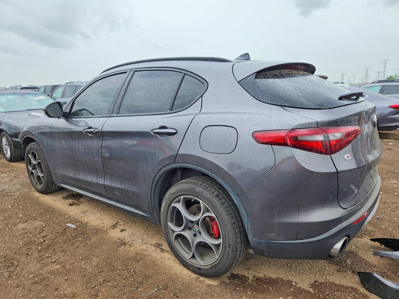 ZASFAKPN0J7C21117 · 2018 ALFA ROMEO STELVIO · 2/13