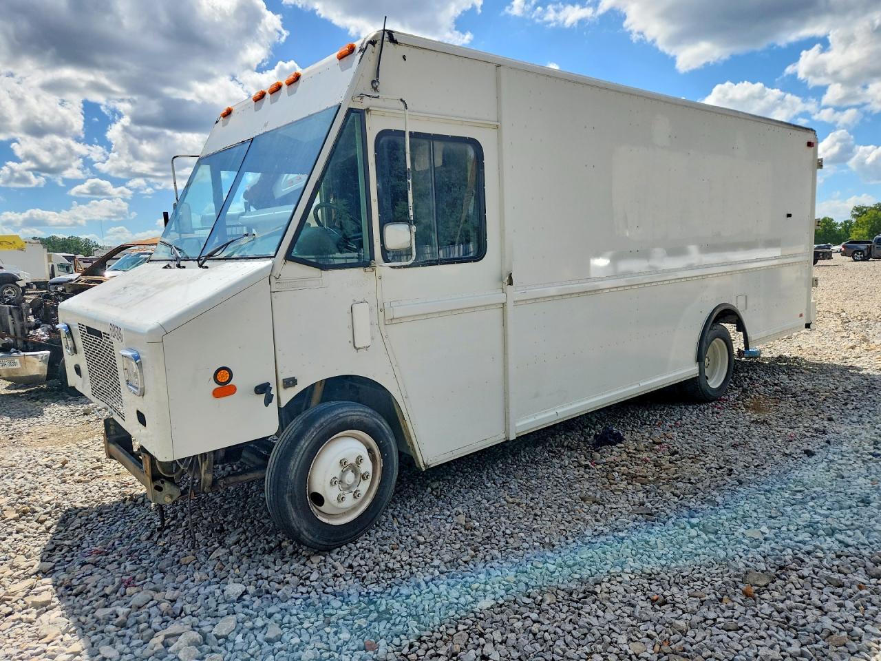 4UZA4FA44YCF32521 · 2000 FREIGHTLINER MT45 CHASSIS