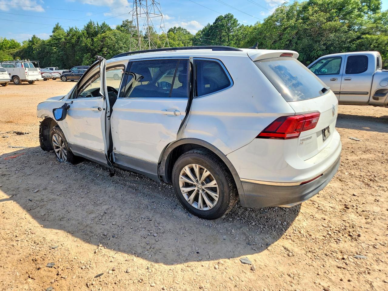 3VV3B7AX8JM031427 · 2018 VOLKSWAGEN TIGUAN · 2/13