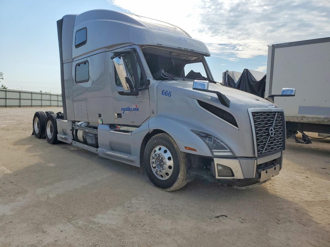 4V4NC9EH8NN288574 · 2022 VOLVO VN