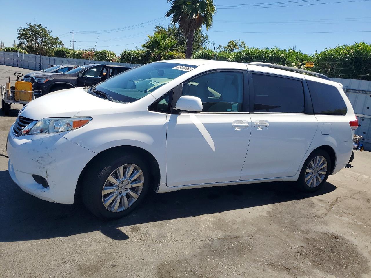 5TDJK3DC3ES084825 · 2014 TOYOTA SIENNA
