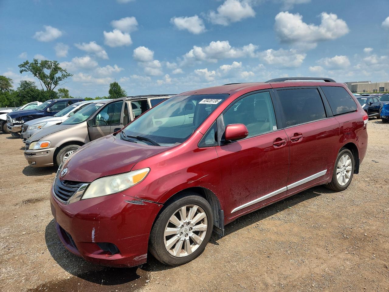 5TDJK3DC0BS023346 · 2011 TOYOTA SIENNA