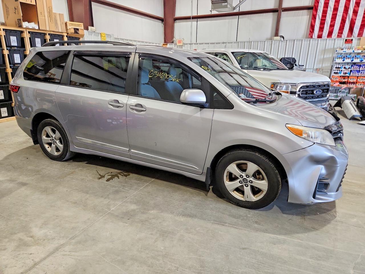 5TDKZ3DC2JS932039 · 2018 TOYOTA SIENNA · 4/13