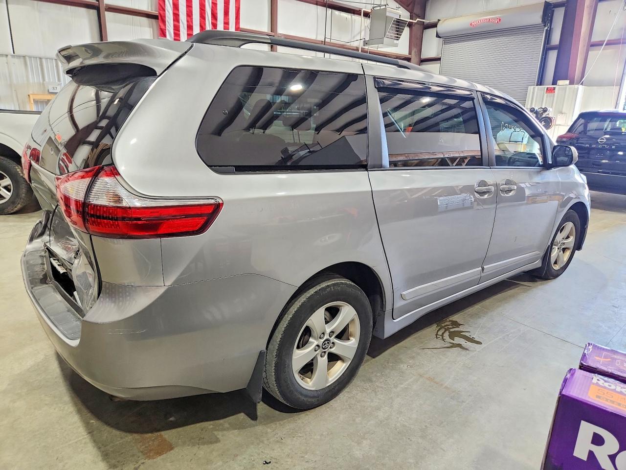 5TDKZ3DC2JS932039 · 2018 TOYOTA SIENNA · 3/13