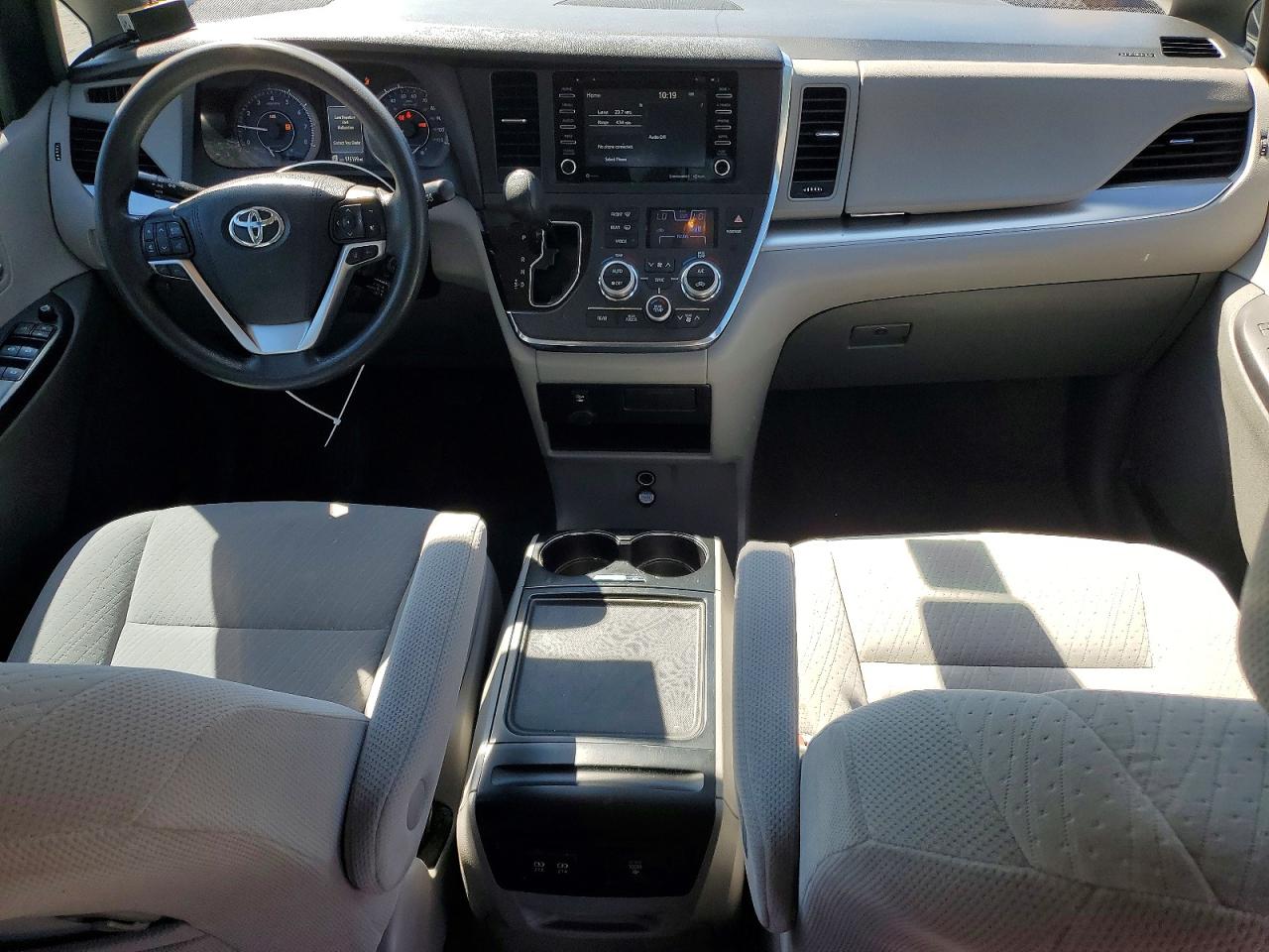 5TDKZ3DC2JS932039 · 2018 TOYOTA SIENNA · 8/13