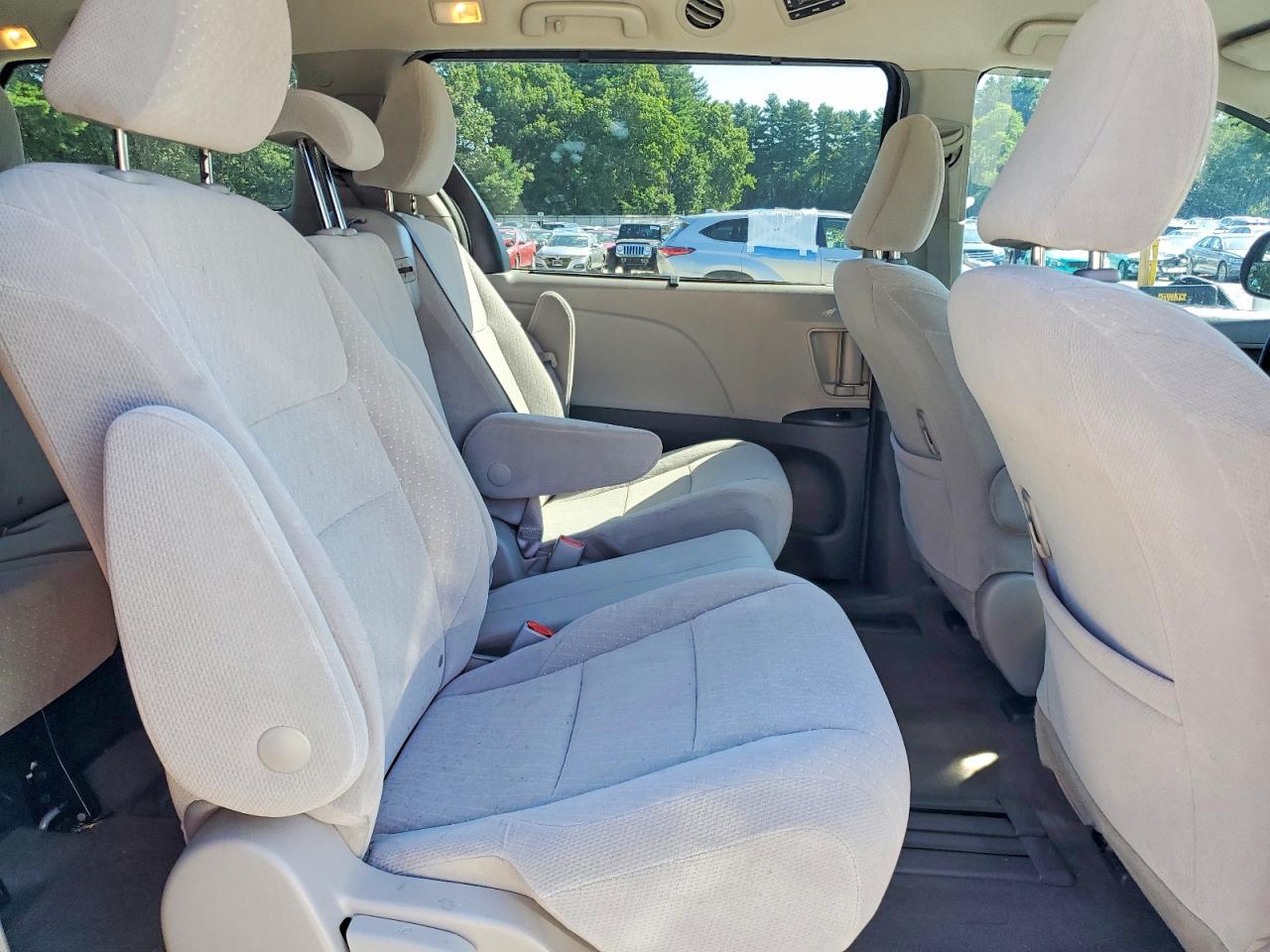 5TDKZ3DC2JS932039 · 2018 TOYOTA SIENNA · 11/13