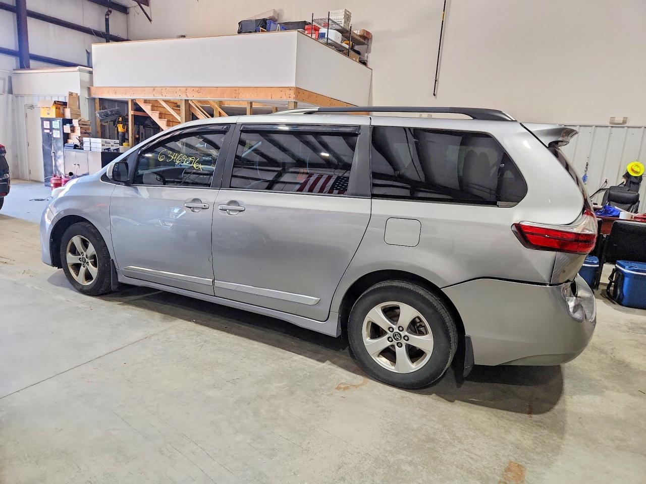 5TDKZ3DC2JS932039 · 2018 TOYOTA SIENNA · 2/13