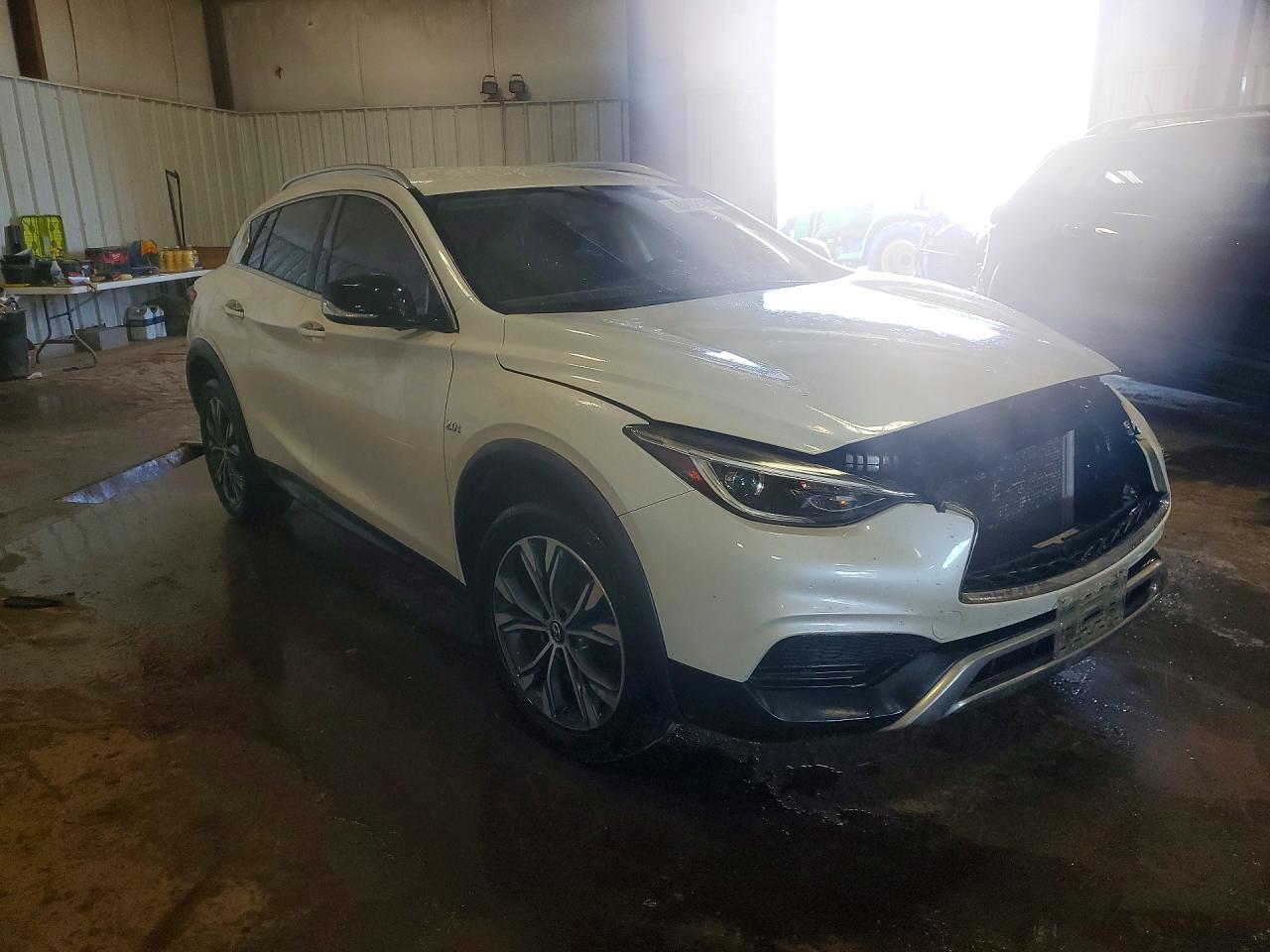 SJKCH5CR3HA032604 · 2017 INFINITI QX30 · 4/14