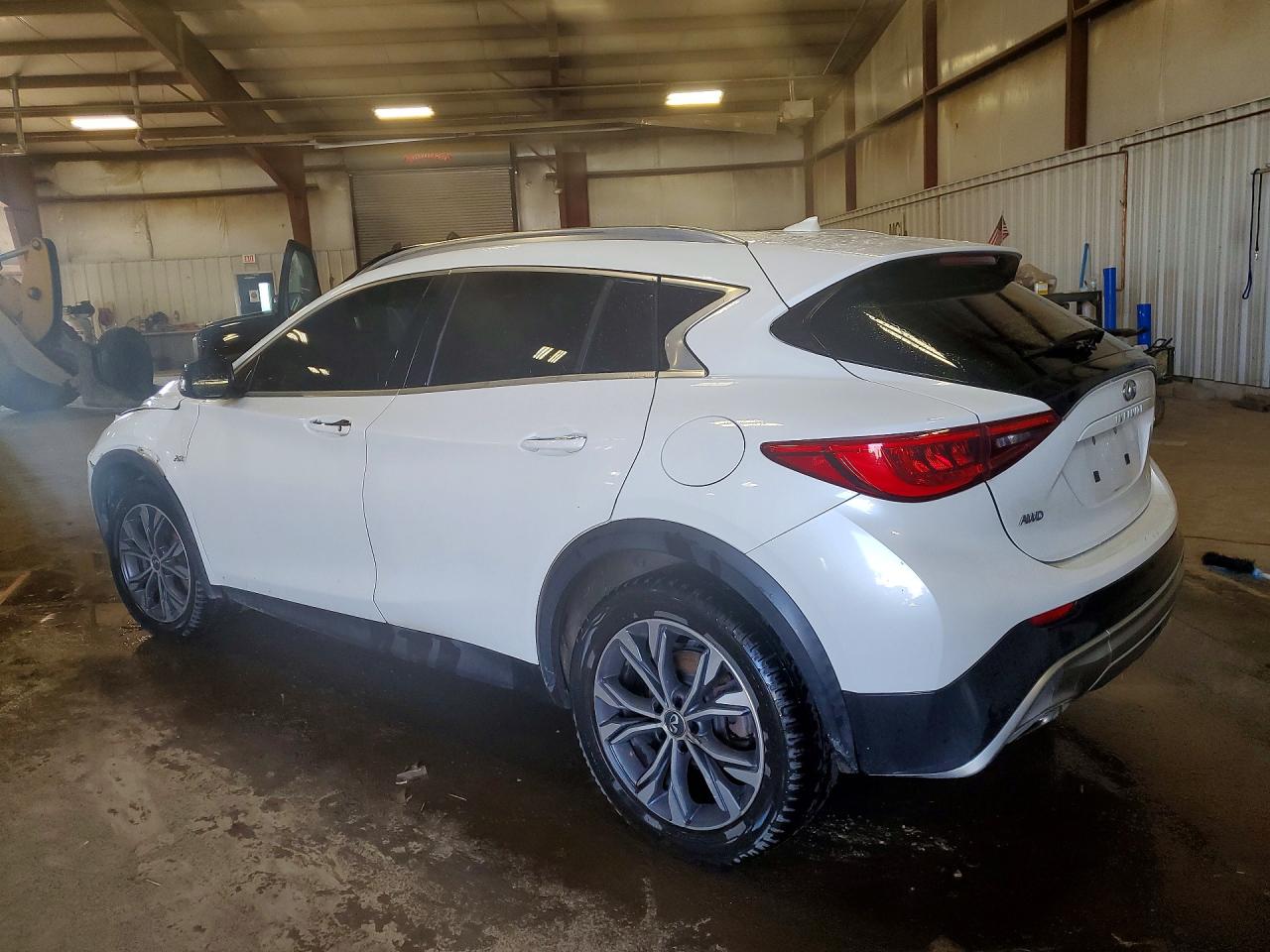 SJKCH5CR3HA032604 · 2017 INFINITI QX30 · 2/14