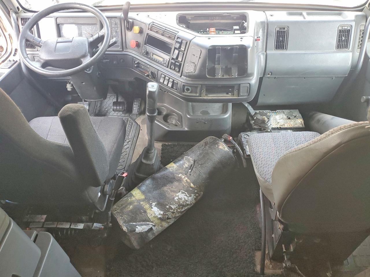 4VG7DERH5WN762400 · 1998 VOLVO VN · 8/14