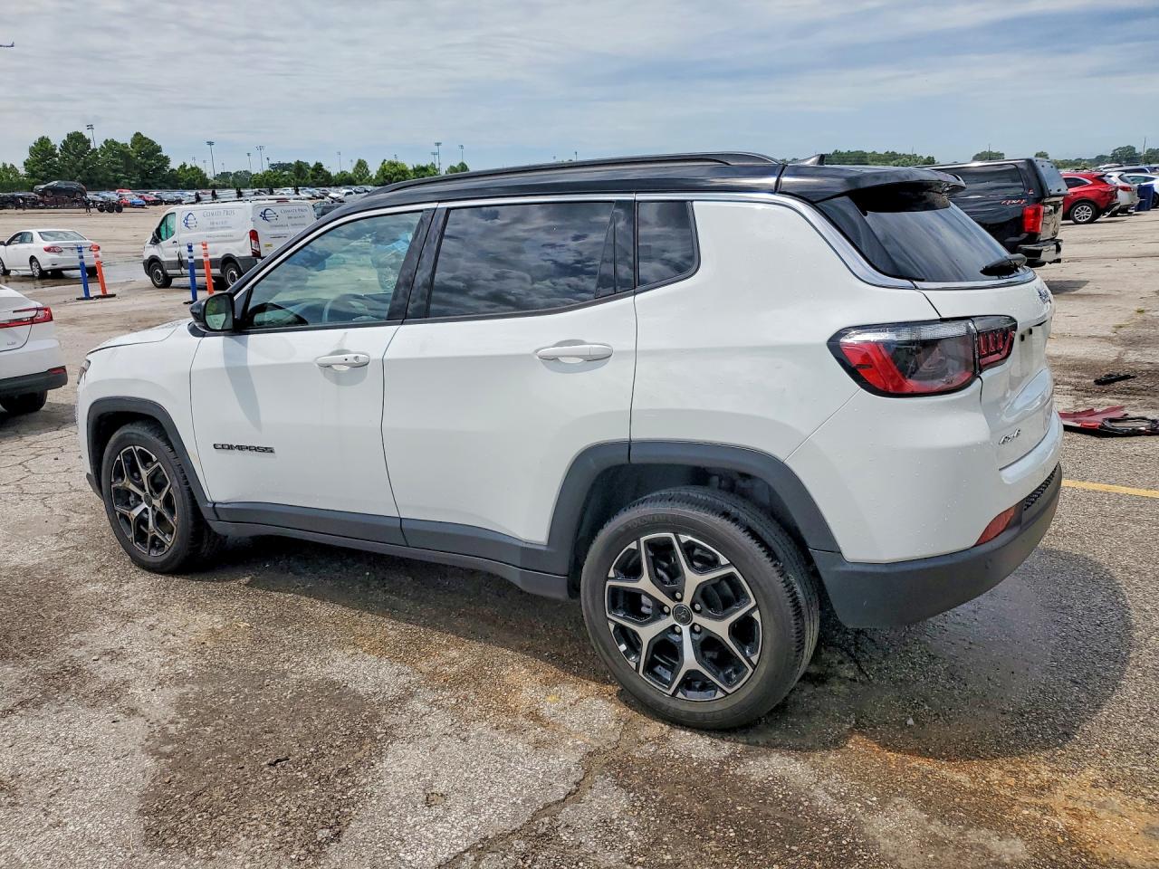3C4NJDCN0ST556669 · 2025 JEEP COMPASS · 2/13