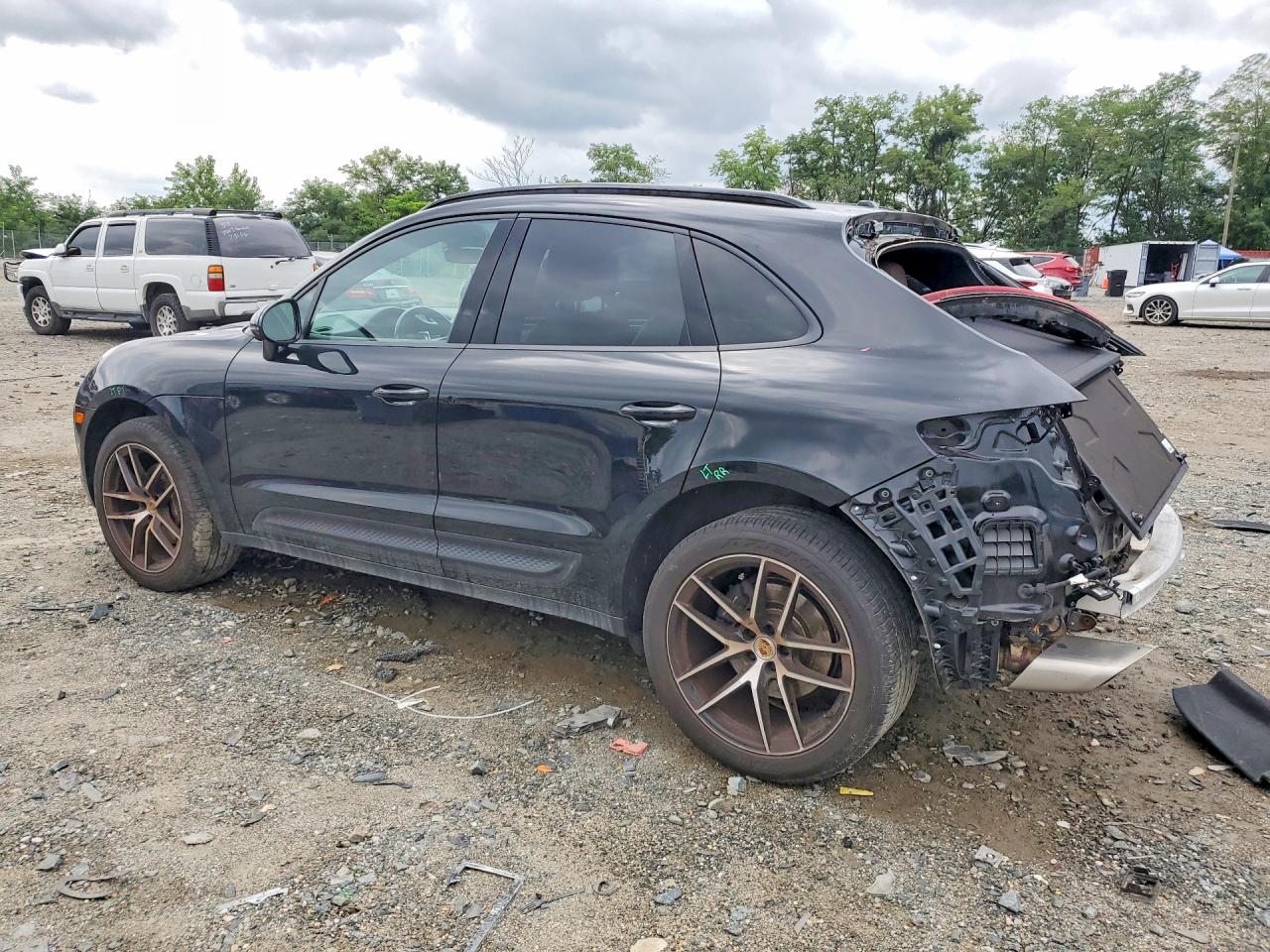 WP1AA2A56RLB02940 · 2024 PORSCHE MACAN · 2/12
