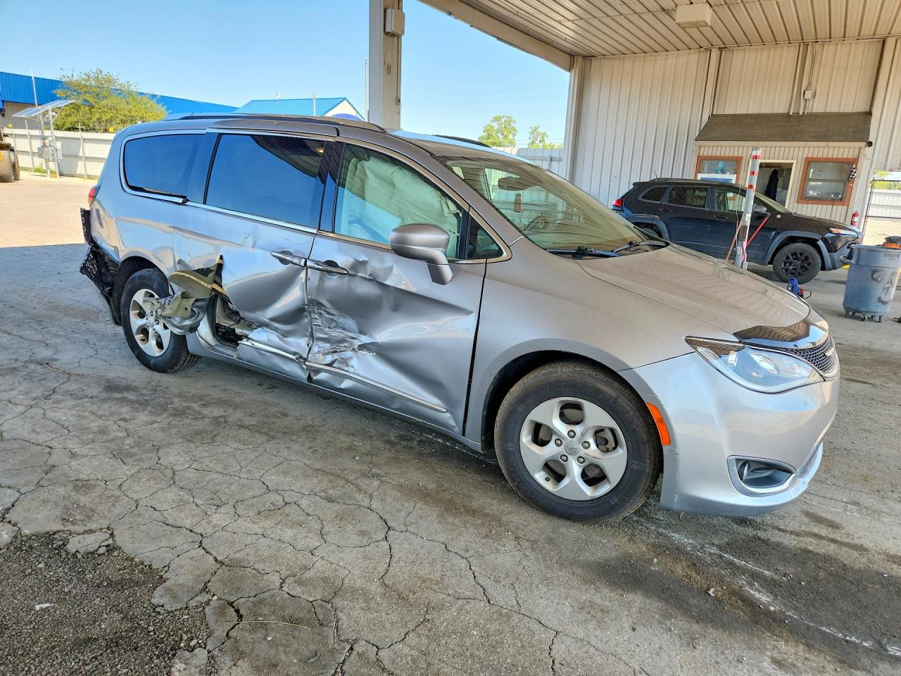 2C4RC1EG9HR840144 · 2017 CHRYSLER PACIFICA · 4/14