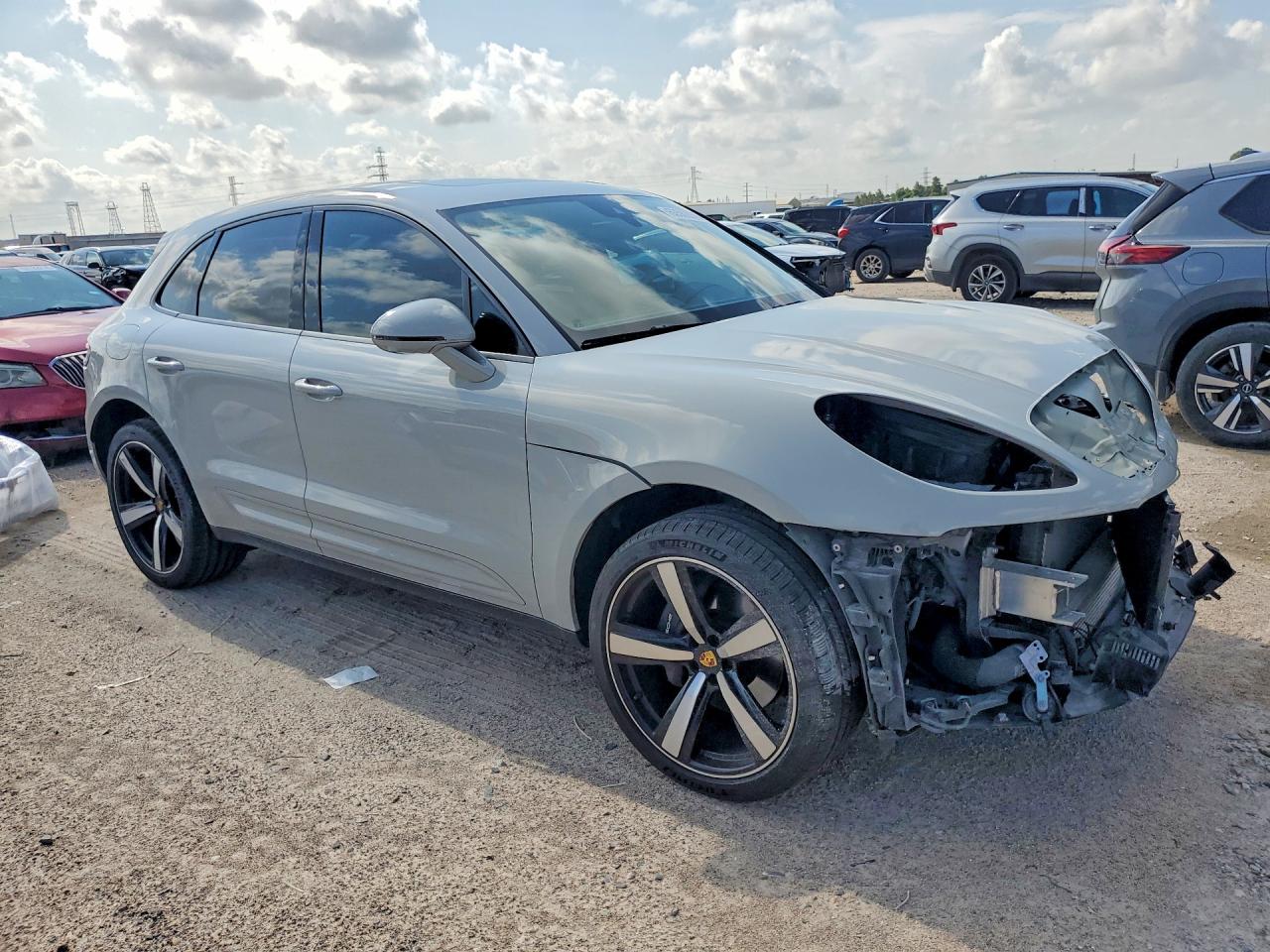 WP1AA2A51SLB04228 · 2025 PORSCHE MACAN · 4/14