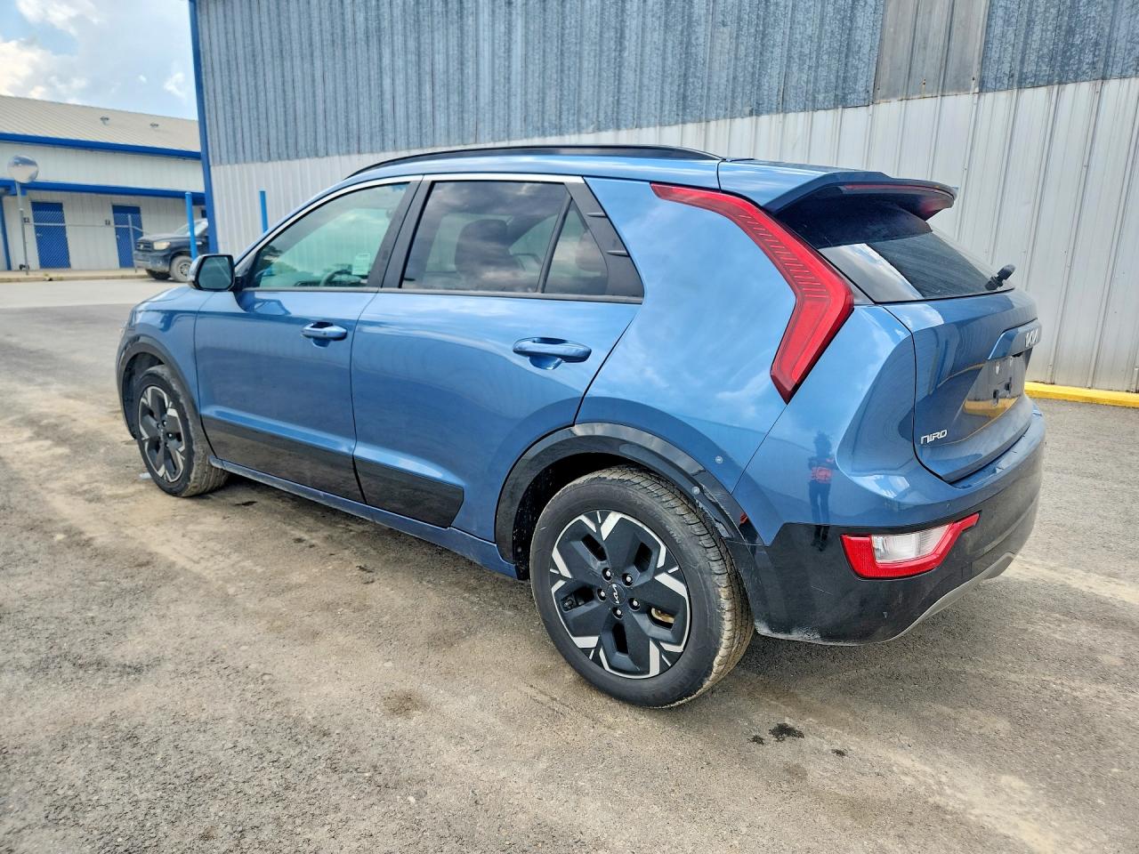 KNDCR3L12P5036455 · 2023 KIA NIRO · 2/13