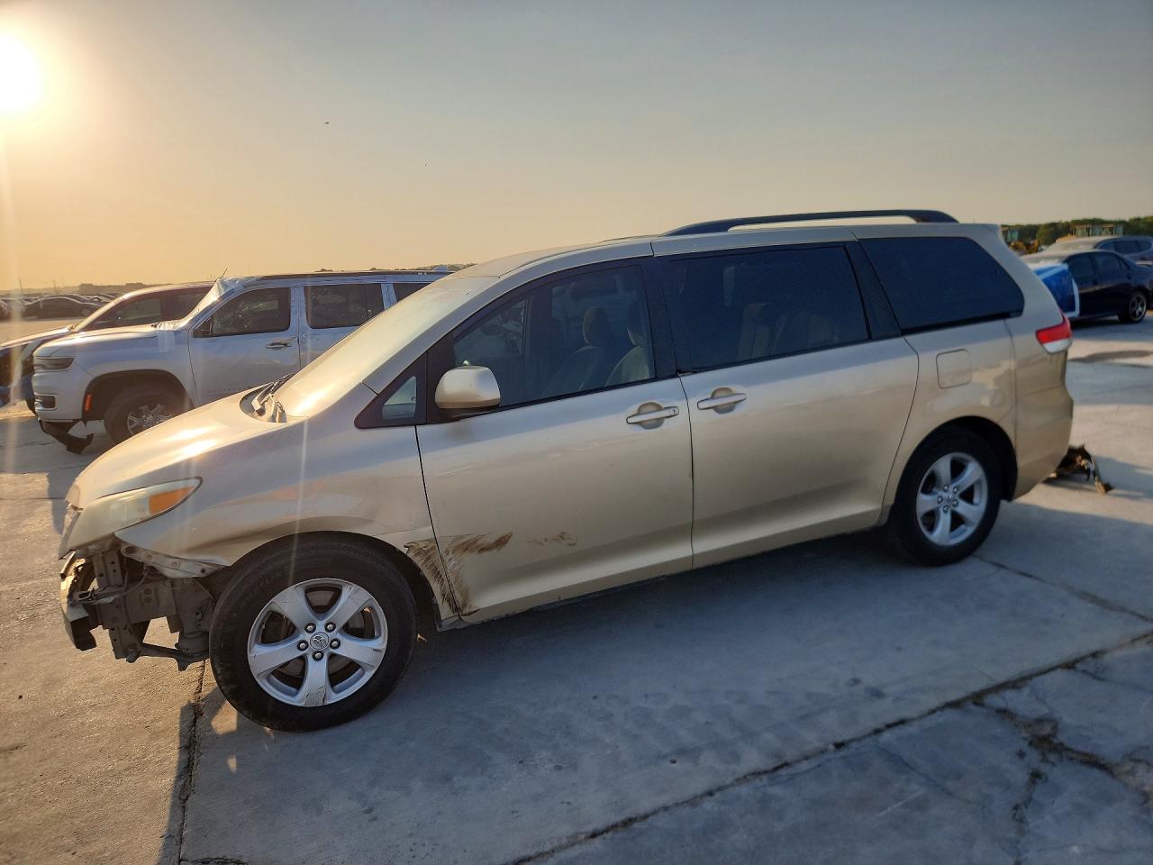 5TDKK3DC1BS023263 · 2011 TOYOTA SIENNA