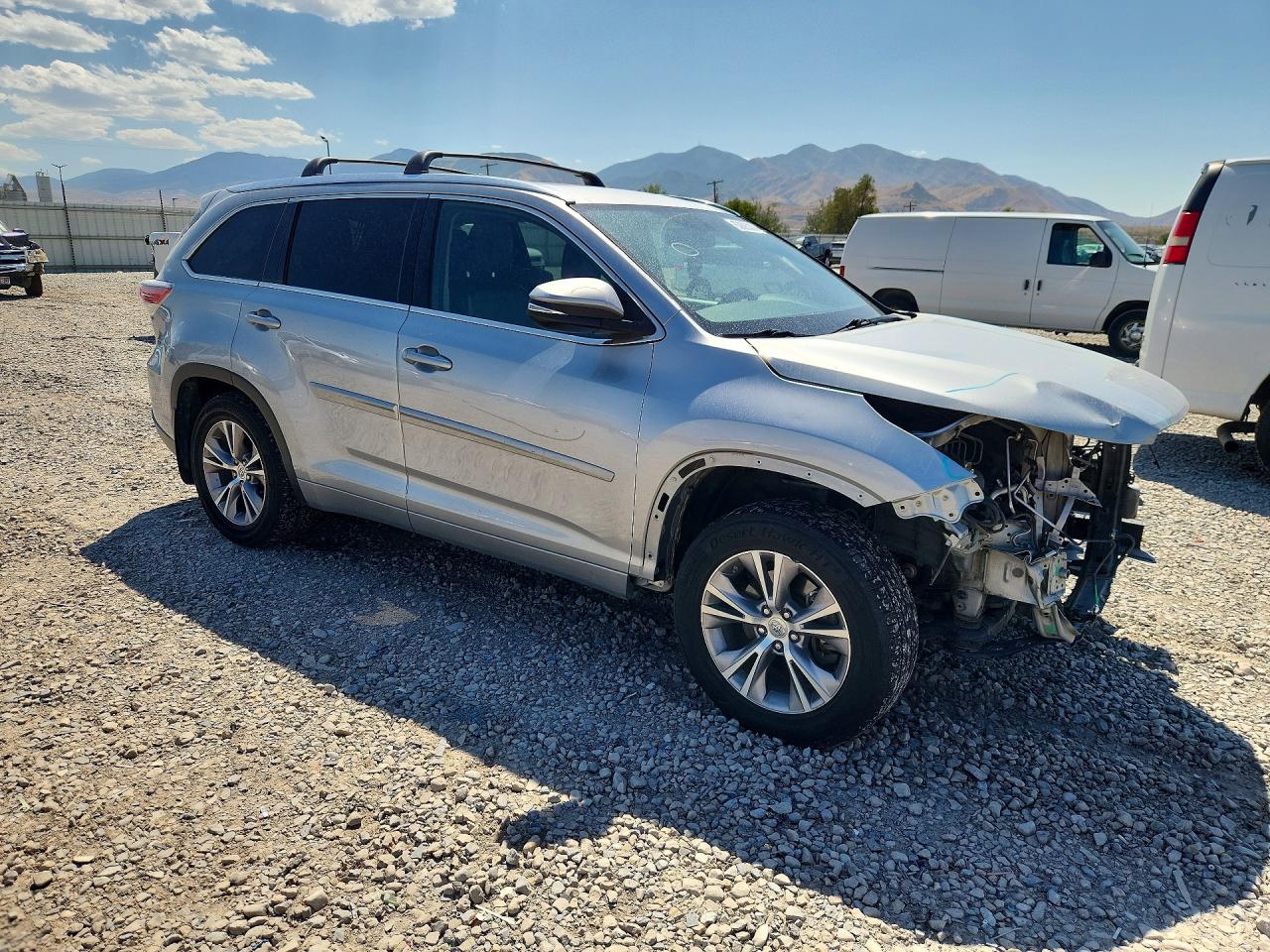 5TDJKRFH0FS207476 · 2015 TOYOTA HIGHLANDER · 4/13