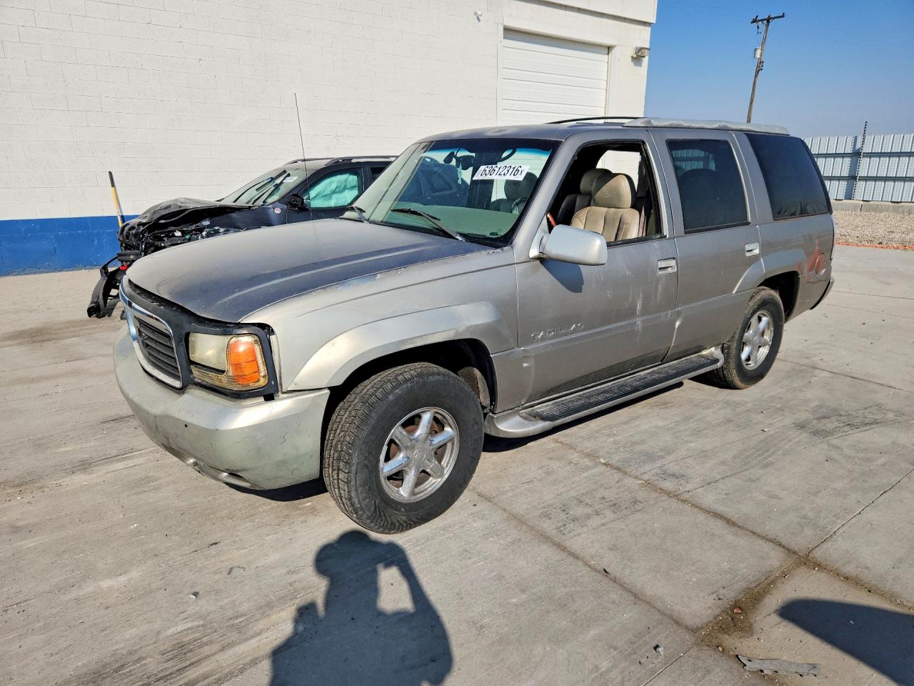 1GYEK63R3YR180864 · 2000 CADILLAC ESCALADE