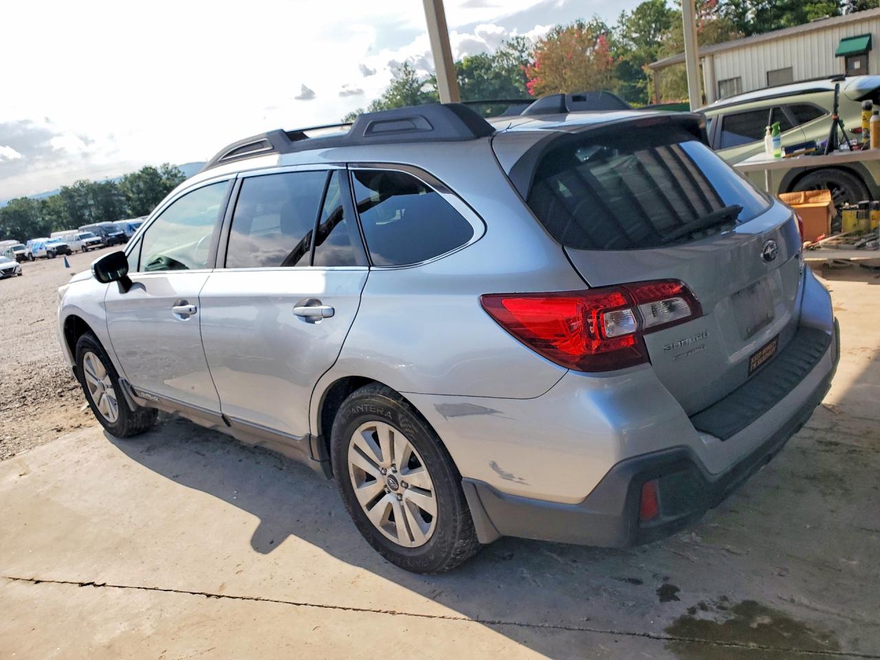 4S4BSAFCXJ3201104 · 2018 SUBARU OUTBACK · 2/12