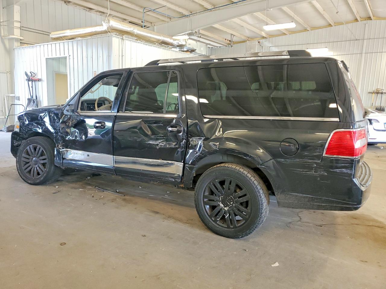 5LMJJ3J55BEJ00851 · 2011 LINCOLN NAVIGATOR · 2/13
