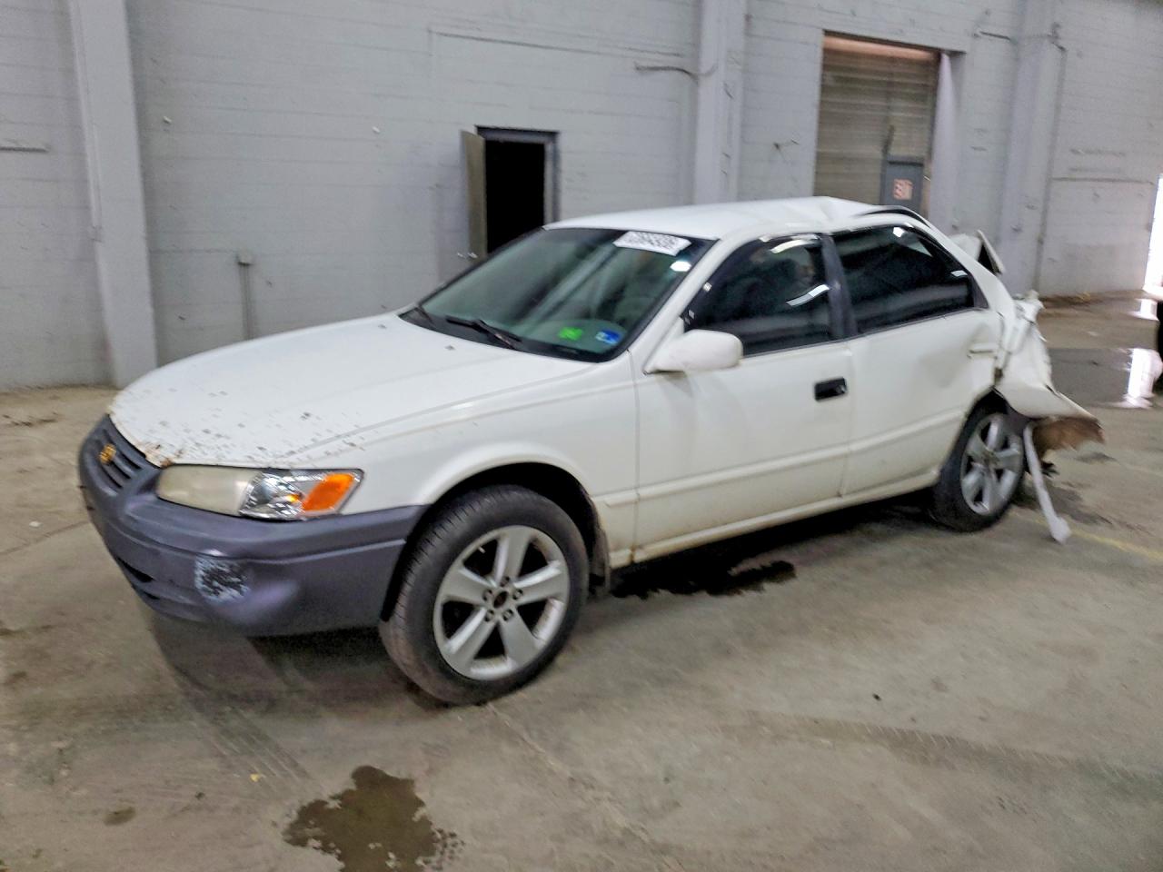 4T1BG22KXWU221925 · 1998 TOYOTA CAMRY
