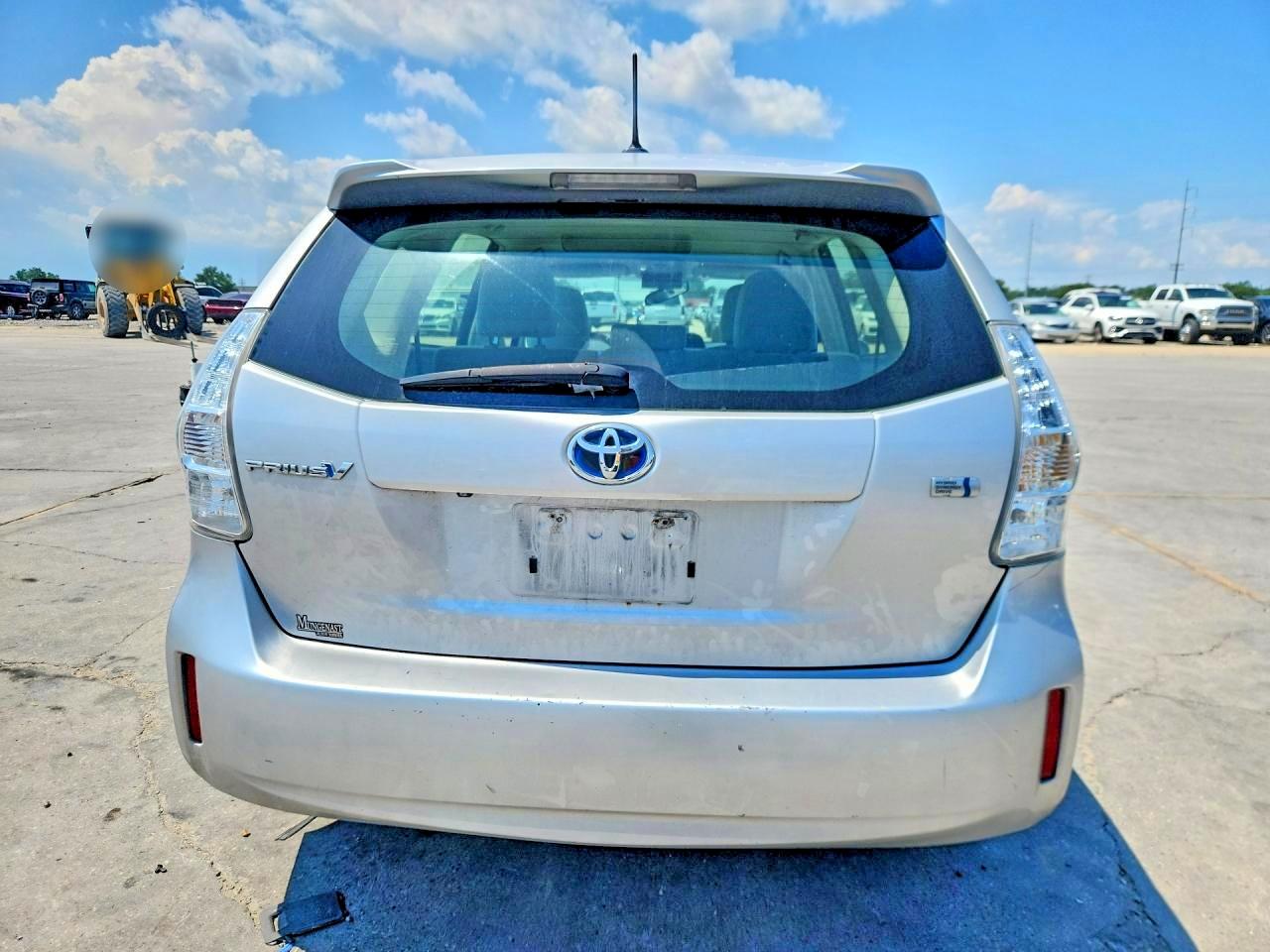 JTDZN3EU2C3033557 · 2012 TOYOTA PRIUS V · 6/12